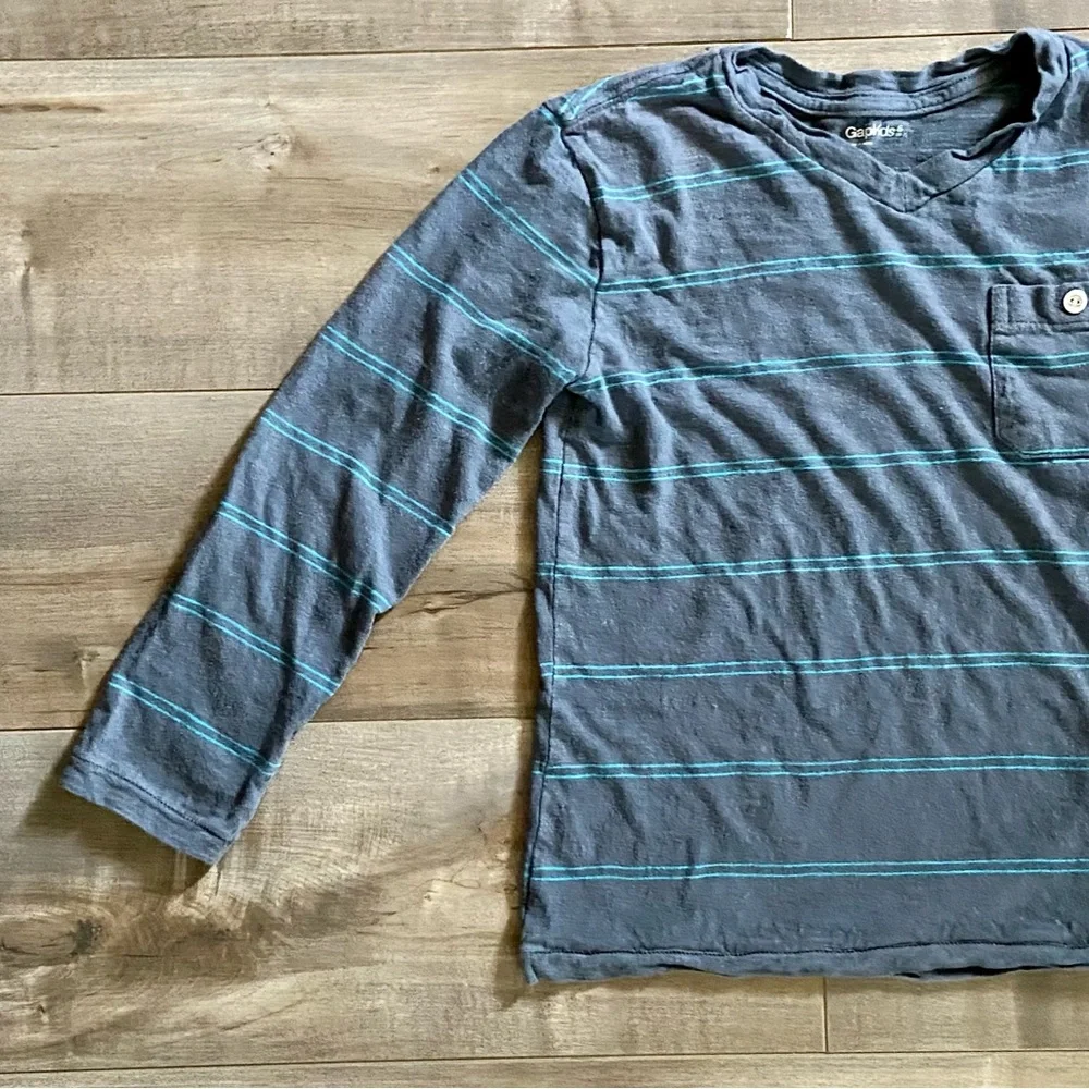 GAP Gray & Blue Striped Slub Knit V-neck Button Pocket Long Sleeve Tee